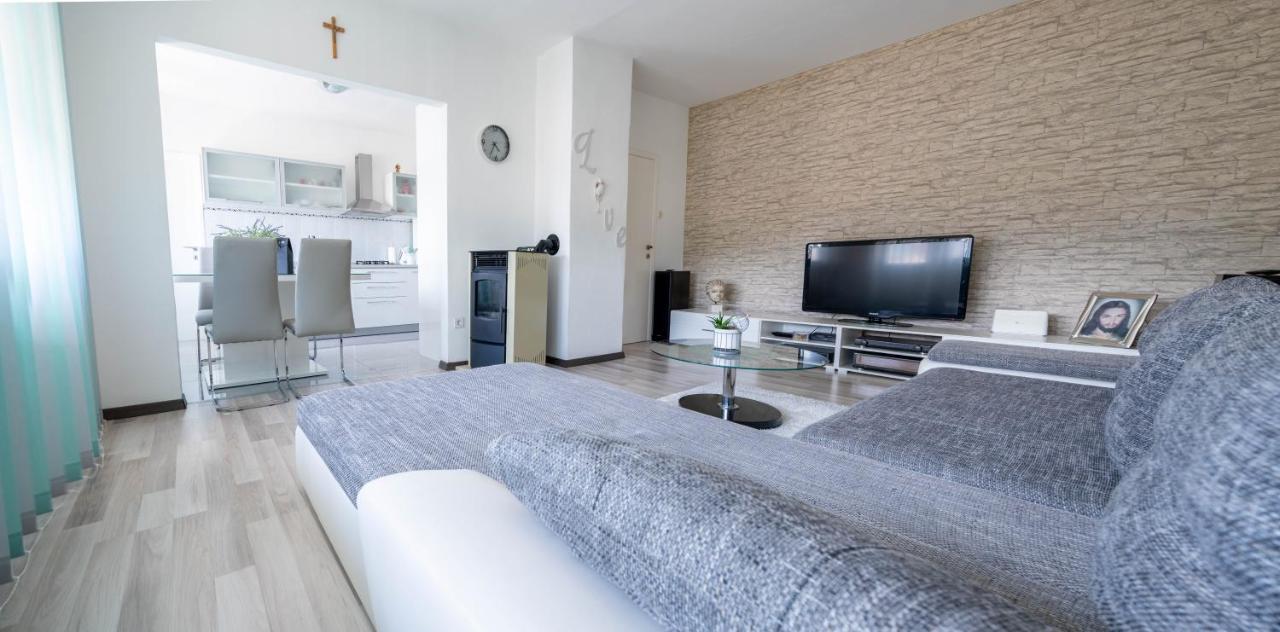 Apartman M Apartamento Knin Exterior foto